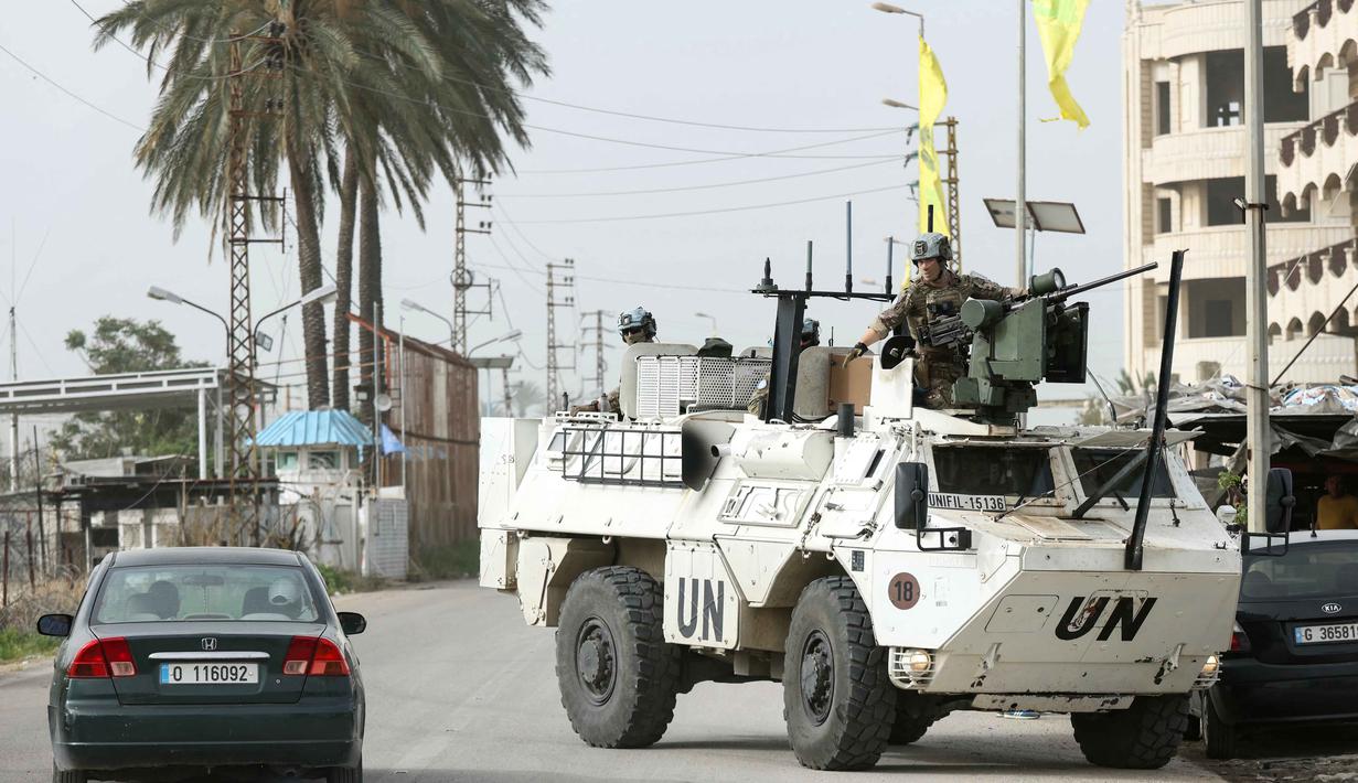 Ribuan pengungsi bertahan hidup di tenda darurat, menghadapi musim hujan, dan membutuhkan bantuan darurat. TTampak dalam foto, Kontingen Prancis dari Pasukan Sementara Perserikatan Bangsa-Bangsa di Lebanon (UNIFIL) berpatroli di daerah tersebut saat warga yang mengungsi kembali ke rumah mereka di wilayah Al-Qasmiyeh, Lebanon Selatan, pada Sabtu 18 April 2026. (MAHMOUD ZAYYAT/AFP)