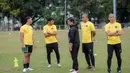 Sementara, Timnas Indonesia U-22 hanya bisa lolos ke semifinal dari jalur runner-up terbaik. Tampak dalam foto, pelatih Indra Sjafri (tengah) saat memimpin sesi latihan resmi Timnas Indonesia U-22 jelang melawan Myamar pada matchday kedua Grup C SEA Games 2025. (Bola.com/ Bagaskara Lazuardi)