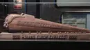 Kereta dari cokelat bertuliskan Trans Europ Express terlihat dalam pameran Choco Loco di Train World Museum (Museum Dunia Kereta) yang berada di Brussel, Belgia (15/12/2020). Choco Loco adalah sebuah pameran yang menampilkan berbagai patung dari cokelat bertema kereta api. (Xinhua/Zheng Huansong)
