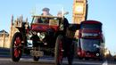 Peserta mengendarai mobil klasik seri Wolseley 1904 saat mengikuti tur tahunan dengan mobil veteran dari London ke Brighton di London, Inggris (6/11). Lebih dari 400 mobil klasik ikut memeriahkan acara tahunan ini. (Reuters/Neil Balai)