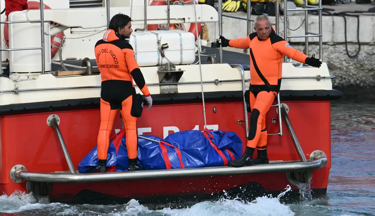 Kru penyelamat membawa empat kantong mayat ke darat di Porticello. (Alberto PIZZOLI / AFP)
