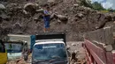 Sejumlah kendaraan berat yang berada di lokasi terdampak arus banjir lahar dingin tersebut. Tampak dalam foto, warga berusaha mengambil bagian-bagian truk yang terkubur di pasir setelah longsor lumpur akibat hujan dari Gunung Merapi di Sungai Senowo, Magelang, Jawa Tengah pada Rabu 4 Maret 2026. (Devi Rahman/AFP)