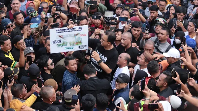 Calon Presiden (Capres) nomor urut satu, Anies Baswedan melanjutkan kampanye di Kalimantan Barat dengan menyambangi Pasar Flamboyan. Di sana Anies menyerap aspirasi para pedagang. (Tim Dokumentasi AMIN)