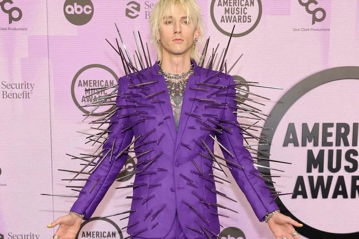 Gaya Nyentrik Machine Gun Kelly Pakai Setelan Jas Berduri di American Music Awards 2022