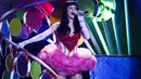 Kostum Katy Perry mengusung tema ‘girly’ dengan warna pink dan merah. Pelantun ‘Hot and Cold’ ini pun tampak imut. (Bintang/EPA)