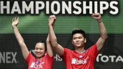 Pasangan Indonesia, Praveen Jordan/Melati Daeva Oktavianti melakukan selebrasi usai meraih juara All England 2020 dengan mengalahkan wakil Thailand Dechapol Puavaranukroh/Sapsiree Taerattanachai di Birmingham Arena, Minggu (15/3/2020). (AP/Rui Vieira)