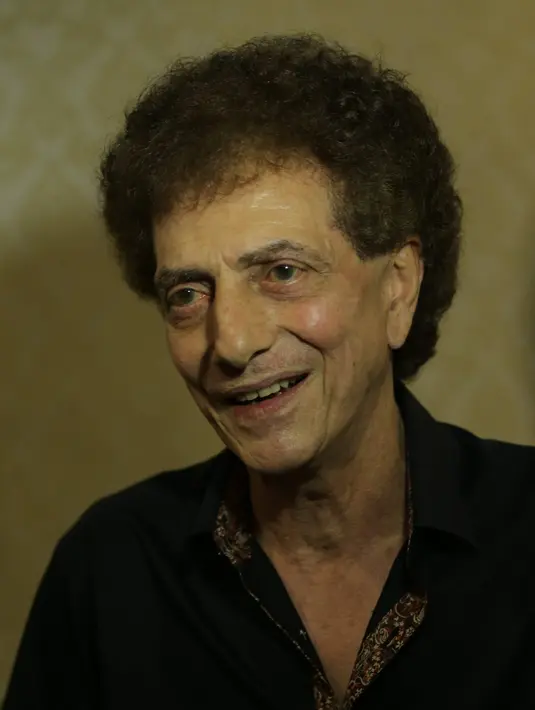 "Ya dengan menjaga stamina nyatanya masih oke aja tuh. Masih bisa jalan kok, bersyukur masih diberi tenaga dan kekuatan untuk nyanyi  terkadang sampai 2 jam non stop," ujar Ahmad Albar. (Andy Masela/Bintang.com)