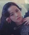 Jisoo BLACKPINK merilis video musik atau MV terbarunya. Diberi judul Flower, dalam MV ini, Jisoo tampil mengenakan dress hitam dari Dior. Foto: Document/Dior.