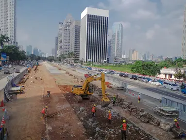 Sebuah alat berat melakukan proses pengerukan pembangunan stasiun bawah tanah MRT di jalan Sudirman, Jakarta, Kamis (14/8/14). (Liputan6.com/Faizal Fanani)