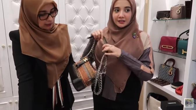 Zaskia Sungkar menunjukkan tas favoritnya kepada Shireen Sungkar. (dok. Youtube @thesungkarsfamily/Dinny Mutiah)