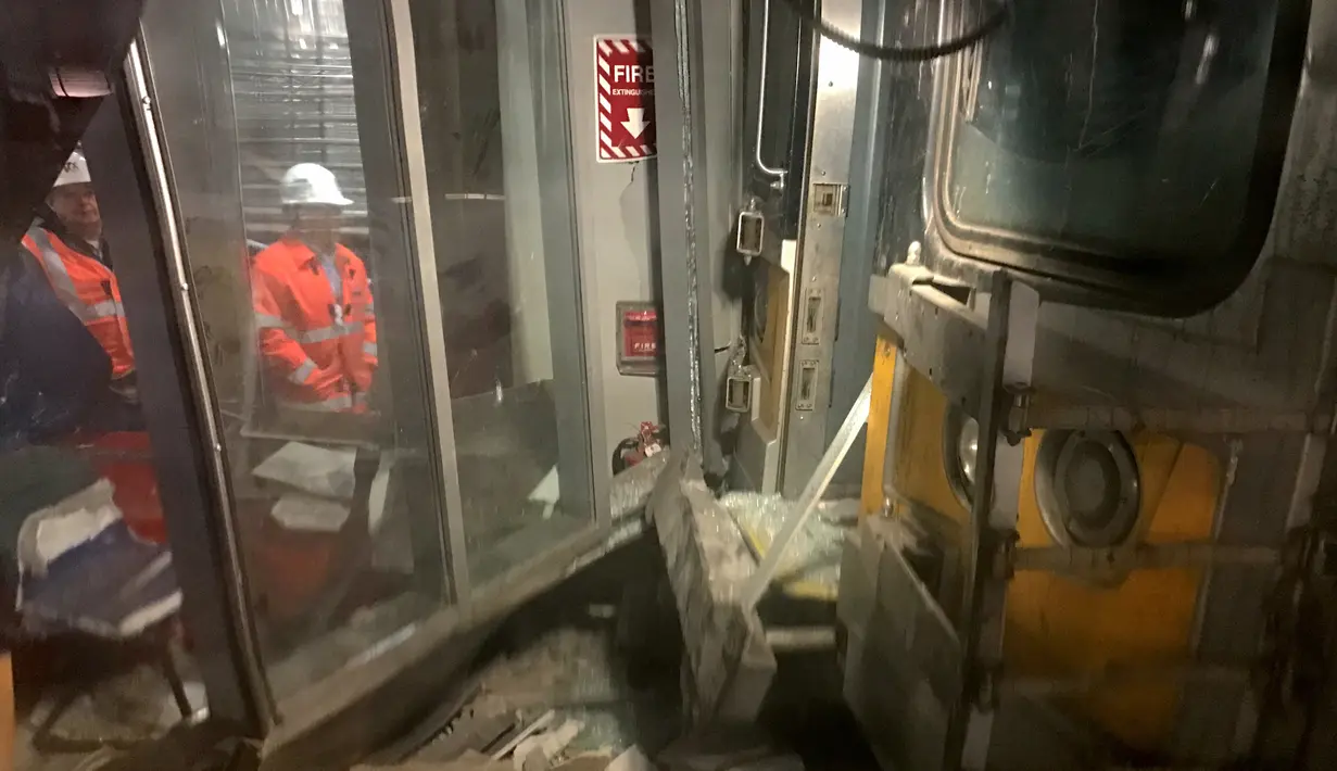 Petugas mengamati kerusakan kereta komuter Long Island Rail Road (LIRR) yang anjlok di Atlantic Terminal di Brooklyn, New York, Rabu (4/1). Rangkaian kereta anjlok di jalur 6 setelah menabrak penghalang saat memasuki stasiun. (AFP PHOTO/Kena Betancur)