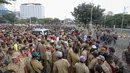 Memakai seragam berwarna hijau kecokelatan, para kepala desa tersebut menuntut pemerintah mengembalikan 'tanah bengkok', Jakarta, Rabu (27/5/2015). Tanah bengkok adalah tanah yang menjadi aset desa untuk menambah penghasilan. (Liputan6.com/Faizal Fanani)