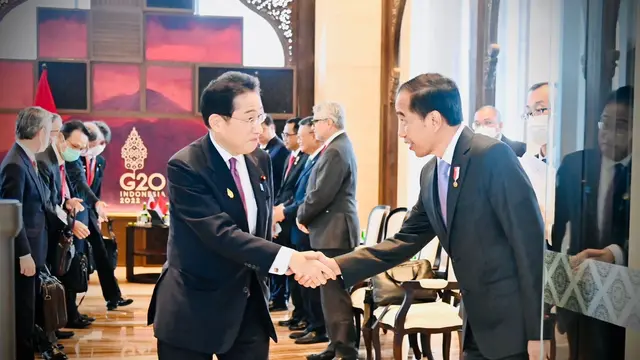 Presiden Jokowi bertemu dengan Perdana Menteri (PM) Jepang Fumio Kishida di Bali.