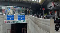 Pengendara melintas di sisi jalur masuk terowongan atau underpass Matraman, Jakarta, Jumat (6/4). Pemprov DKI Jakarta berencana melakukan uji coba lalu lintas di terowongan Matraman pada 10 April mendatang. (Liputan6.com/Helmi Fithriansyah)