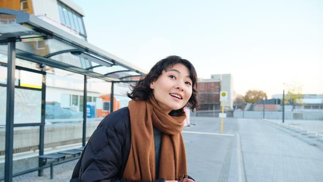 wanita juli tampak ceria