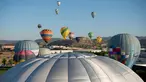 Puluhan balon udara terbang selama Festival Balon Eropa ke-23 di Igualada, Barcelona (11/7/2019). Festival Balon Eropa adalah yang terbesar di negara tersebut dan salah satu yang terbesar di Eropa. (AFP Photo/Josep Lago)