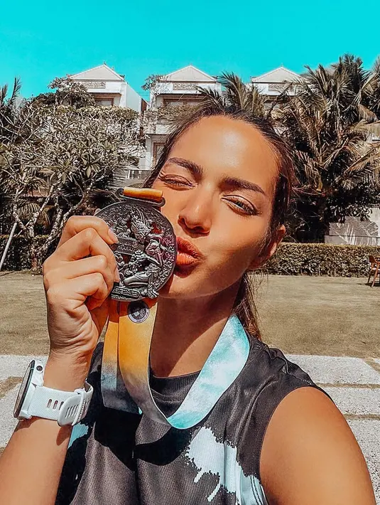 Artis berusia 33 tahun ini merasakan benar-benar enak dalam marathon kali ini. Bahkan, kakinya juga tidak ada masalah. Bahkan, ia mengaku masih bisa loncat-loncat hingga joged. [Instagram/ramadhaniabakrie]