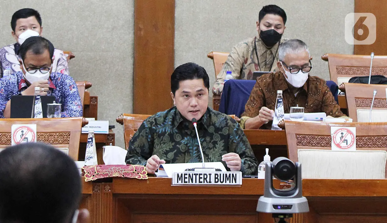 Menteri BUMN Erick Thohir (tengah) rapat kerja dengan Komisi VI DPR RI di Kompleks DPR/MPR RI, Jakarta, Selasa (25/1/2022). Rapat kerja membahas progres penanganan permasalahan PT. Garuda Indonesia (Persero) Tbk serta progres restrukturisasi BUMN dan Holding BUMN. (Liputan6.com/Angga Yuniar)