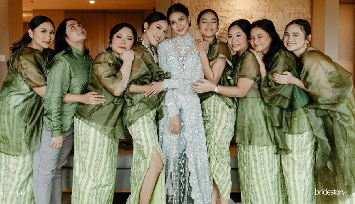 Syifa Hadju dan Taskya Namya merupakan dua artis yang diundang sebagai bridesmaids di pernikahan Mikha Tambayong dan Deva Mahenra. Kenakan busana warna hijau botol, para bridesmaids dengan setia mendampingi Mikha Tambayong. Tampil anggun dan memesona, perhatian tidak hanya ditujukan kepada Mikha, juga kepada sahabat Mikha yang saat itu bertugas jadi pengiring pengantin. (Liputan6.com/IG/@miktambayong)