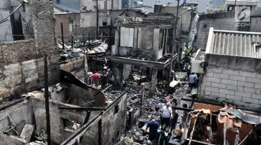 Warga berkerumun menyaksikan permukiman yang ludes dilalap api di kawasan Krukut, Tamansari, Jakarta, Selasa (26/2). Sedikitnya 30 rumah di 4 RT hangus setelah api membakar kawasan padat penduduk tersebut pukul 9.50 WIB tadi. (Merdeka.com/Iqbal S Nugroho)