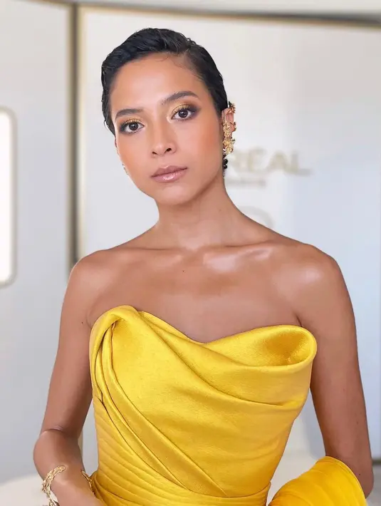 Bertema ‘Gold 4K’, konsep makeup yang dibawa menampilkan sisi eksotis Putri namun tetap elegan dan mewah.  [Credit: @glenprasetya].