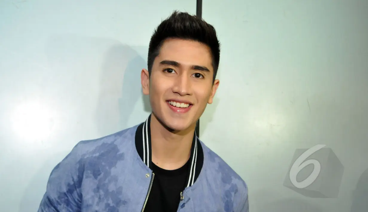 Artis ganteng Verrell Bramasta saat ditemui seusai mengisi sebuah acara di kawasan Mampang, Jakarta, Senin (4/5/2015). (Liputan6.com/Panji Diksana)