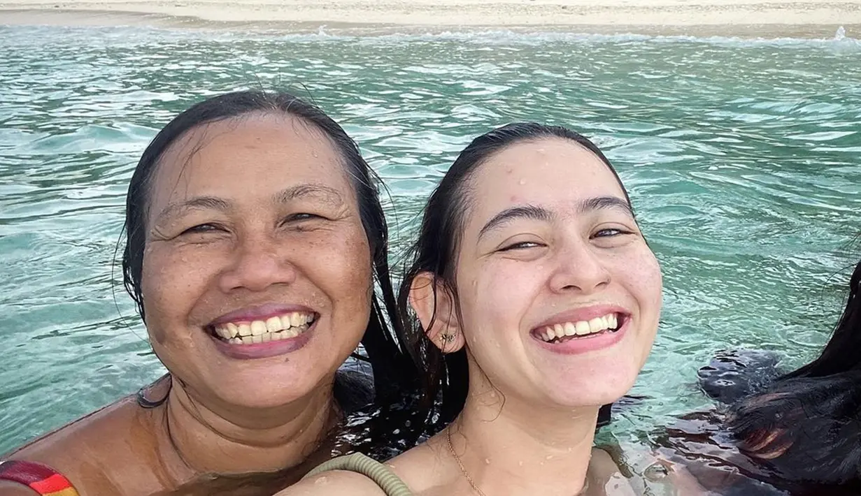 Pemilik nama lengkap Ni Made Laura Theux memang kerap mengunggah fotonya saat sedang berenang. Termasuk saat 
 berenang di pantai bersama dengan sang ibu. Wajar ceria tak bisa disembunyikan saat ia bersama ibundanya. (Liputan6.com/IG/@laura_theux)