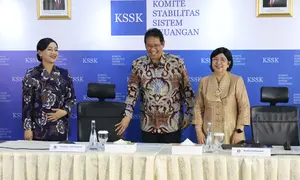 Menteri Keuangan yang juga Ketua Komite Stabilitas Sistem Keuangan (KSSK) Purbaya Yudhi Sadewa  bersama Pejabat Sementara Gubernur Bank Indonesia Destry Damayanti dan  Ketua Dewan Komisioner Otoritas Jasa Keuangan (OJK) Frederica Widyasari Dewi saat  menyampaikan konferensi pers hasil rapat berkala KSSK III tahun 2026 di Jakarta, Senin (3/8/2026). (KLY/ Arie Basuki)