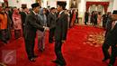 Presiden Jokowi memberikan ucapan selamat kepada Ketua Dewan Pengawas, Chairul Radjab Nasution seusai pelantikan Dewan Pengawas dan Direksi BPJS Ketenagakerjaan dan Kesehatan di Istana Negara, Jakarta, Selasa (23/2). (Liputan6.com/Faizal Fanani)