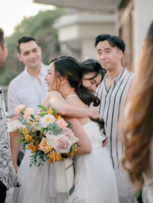Yuki Kato memeluk Jessica Mila. Vidi Aldiano tampak menahan air mata haru melihat momen membahagiakan ini. "Beyond happy and lost of words.." kata Yuki Kato. (Foto: Instagram/ yukikt)