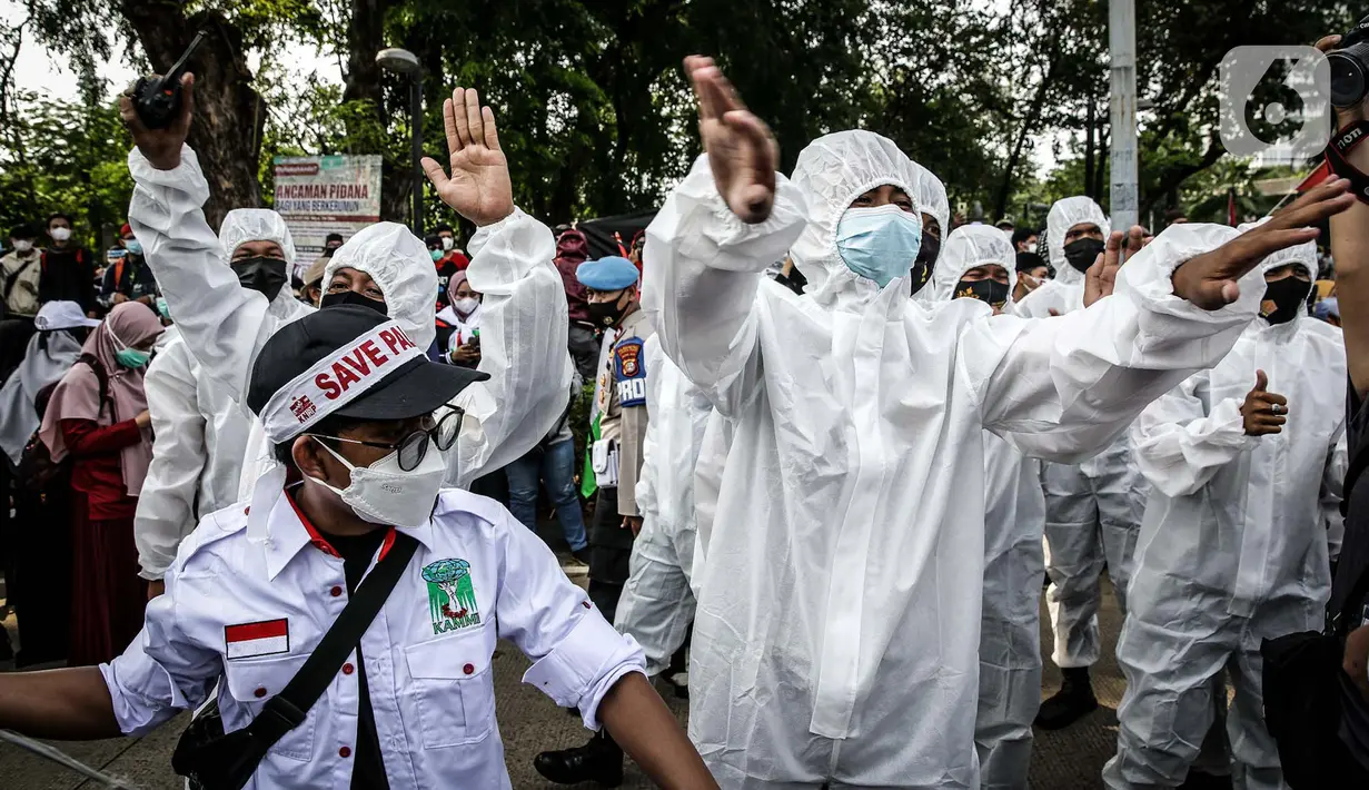 Petugas Satgas COVID-19 dari personel kepolisian meminta peserta aksi solidaritas untuk Palestina menjaga protokol kesehatan di depan Kedutaan Besar AS, Jakarta, Selasa (18/5/2021). Massa mengutuk dan mengecam keras kekerasan yang dilakukan Israel atas Palestina. (Liputan6.com/Faizal Fanani)