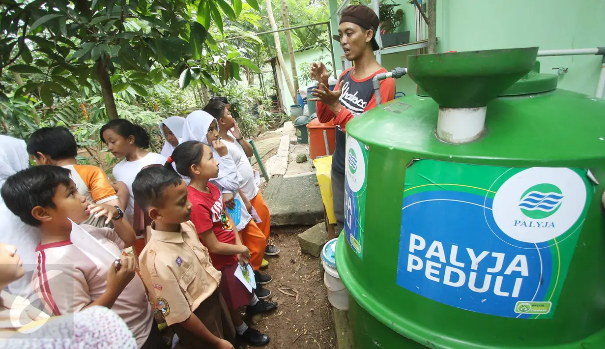Siswa dan siswi sekolah dasar mendengarkan penjelasan petugas Palyja saat mengikuti kegiatan dalam acara Aksi Cinta Lingkungan di Sungai Ciliwung, Jakarta, Rabu (21/12). (Liputan6.com/Immanuel Antonius)