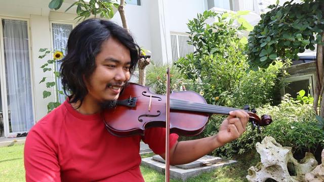 Gaya Santai Dodit Mulyanto di Rumah, Tampil Apa Adanya