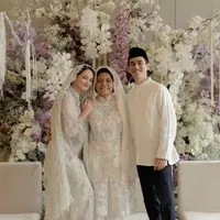 Adik Enzy Storia, Casey Paquita tampil spesial di hari bahagia kakaknya dengan tunik bordir bunga saat acara pengajian. [Foto: Instagram @pagophagian]