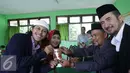 Suami Ria Irawan, Mayky Wongkar menerima buku nikah seusai Ijab Qabul di KUA Cilandak, Jakarta, Jumat (23/12). Aktris senior, Ria Irawan menikah untuk kedua kalinya. (Liputan6.com/Herman Zakharia)