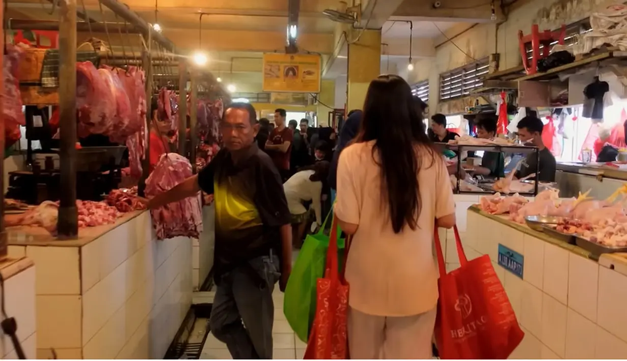 Perempuan kelahiran Makasar itu tampak santai berjalan dengan  tiga kantong untuk barang belanjaannya.[Youtube/Indah Permatasari]