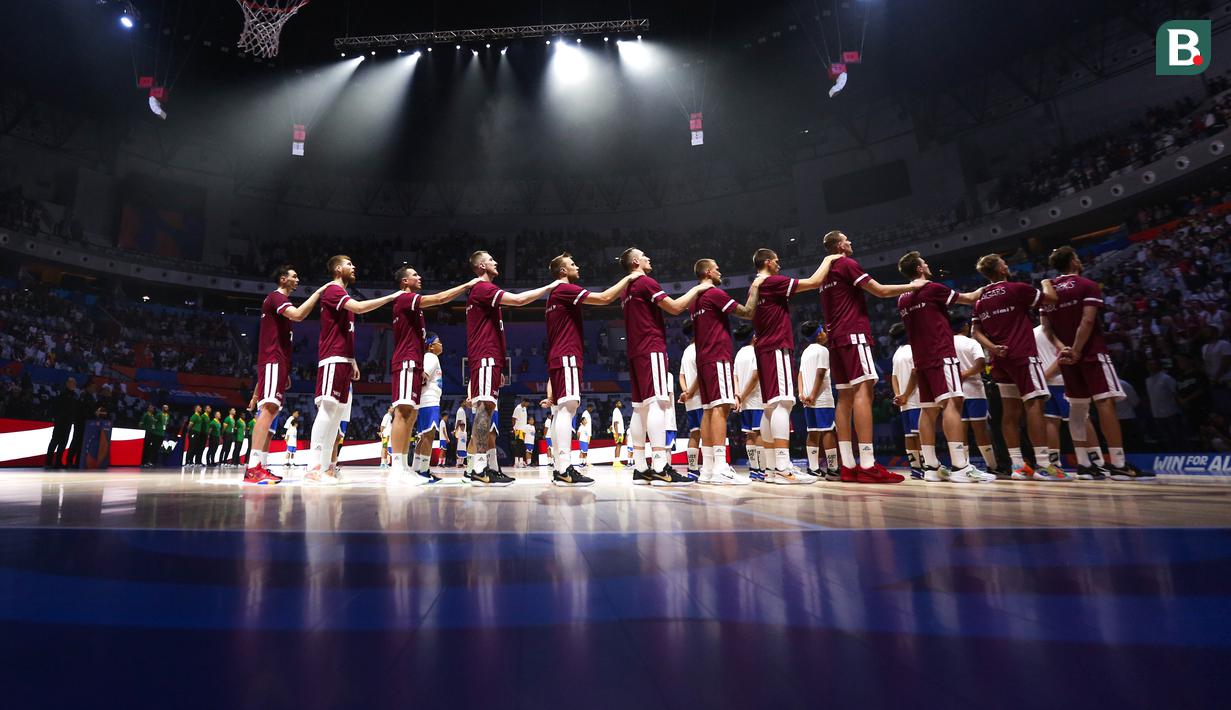 Timnas Basket Latvia menyanyikan lagu kebangsaan sebelum laga Grup L Piala Dunia FIBA 2023 melawan Brasil di Indonesia Arena, Senayan, Jakarta, Minggu (03/09/2023). Latvia menang dengan skor 104-84. (Bola.com/Bagaskara Lazuardi)