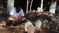 Andik, kakak korban menangis di makam HRS. (Liputan6.com/ Dian Kurniawan)