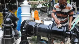Perajin melakukan penghalusan saat pembuatan bidak catur raksasa di kawasan Pondok Aren, Tangerang Selatan, Selasa (16/10). Catur raksasa yang memiliki berat  5,5 kg hingga 10 kg itu dijual dengan harga Rp. 105 juta per satu set. (Merdeka.com/Arie Basuki)