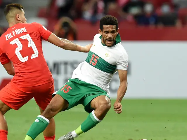 Ricky Kambuaya. Gelandang serang milik Persebaya Surabaya berusia 20 tahun ini kembali tampil penuh 90 menit seperti 4 laga sebelumnya. Ia tampil lumayan dengan beberapa akselerasinya dan mahir melakukan pressing saat kehilangan bola. Ia layak mendapat nilai 6,5. (AFP/Roslan Rahman)