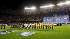 Warga Catalan mengibarkan bendera "Estelada" (bendera separatis Catalan) sebelum laga Liga Champions grup E antara Barcelona dan Bate Borisov di Stadion Camp Nou, Barcelona, Spain, Rabu (4/11/2015).  (REUTERS/Albert Gea)