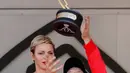 Pembalap Ferrari asal Jerman, Sebastian Vettel melempar trofi saat merayakan kemenangannya pada balapan GP Monaco di Sirkuit Monte Carlo, Minggu (28/5). Vettel finis pada urutan pertama dengan waktu satu jam 44 menit 44,340 detik (AP Photo/Claude Paris)