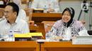 Menteri Sosial Tri Rismaharini (kanan) mengikuti rapat kerja dengan Komisi VIII DPR di Kompleks Parlemen, Senayan, Jakarta, Rabu (8/2/2023). Rapat membahas tentang pengawasan program bantuan sosial tahun 2022. (Liputan6.com/Faizal Fanani)