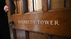 Pintu yang mengarah ke Menara Elizabeth, yang lebih dikenal dengan nama Big Ben, dibuka lebar di dalam Gedung Parlemen London pada 22 Oktober 2025. (Justin TALLIS/AFP)