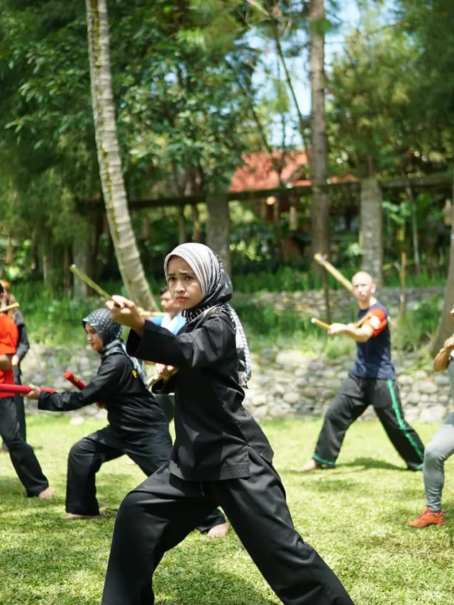 Para pesilat dalam negeri unjuk kebolehan dalam training camp silat dunia di Garut