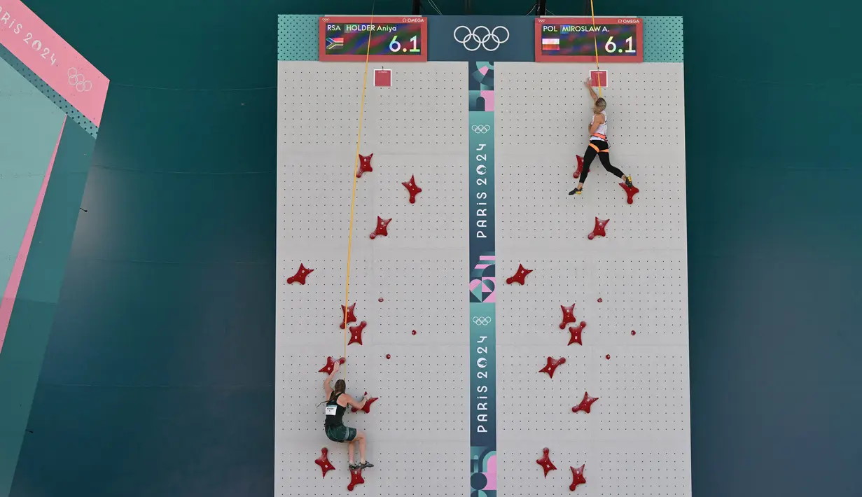 Aleksandra Miroslaw dari Polandia (kanan) membuat rekor dunia saat bertanding melawan Aniya Holder dari Afrika Selatan dalam babak penyisihan kecepatan panjat tebing putri Olimpiade Paris 2024 di Le Bourget Sport Climbing Venue, Le Bourget, 5 Agustus 2024. (Jonathan NACKSTRAND/AFP)