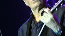 Dengan diiringi gitar yang ia mainkan sendiri, Michael Bolton memanjakan penggemar dengan membawakan 13 lagu dalam konser bertajuk An Evening With Grammy Winner, di Jakarta, Selasa (2/6/2015).(Liputan6.com/Panji Diksana)