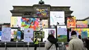 Pameran karya seni terbuka ini peringatan 35 tahun runtuhnya Tembok Berlin. (Tobias SCHWARZ/AFP)