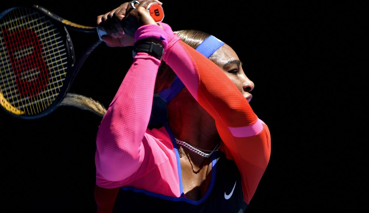 Kostum nyentrik Serena Williams dalam Australia Open 2021 menjadi perbincangan warga net yang mencibir dengan menganggap atlet dengan pakaian terburuk. (AFP/Paul Crock)