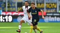 Bek Inter Milan, Cristian Ansaldi, mendapat pengawalan dari pemain Cagliari, Marco Sau, pada laga Serie A di Giuseppe Meazza, Milan, Minggu (16/10/2016). (AFP/Giuseppe Cacace)